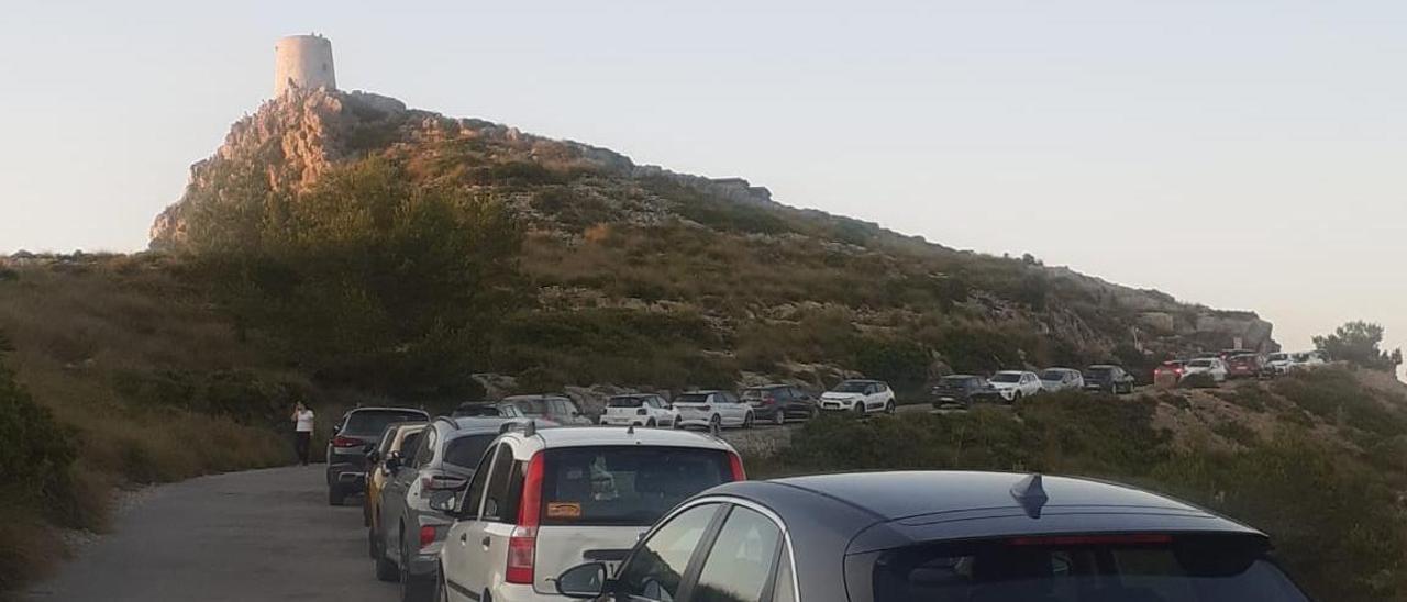 Colas de coches aparcados el pasado sábado a última hora de la tarde en la Talaia de Albercutx.