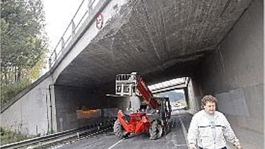 La màquina que transportava el camió i l&#039;impacte contra el pont.