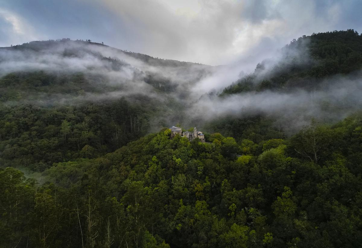Las Fragas do Eume con el Monasterio de Caaveiro en medio