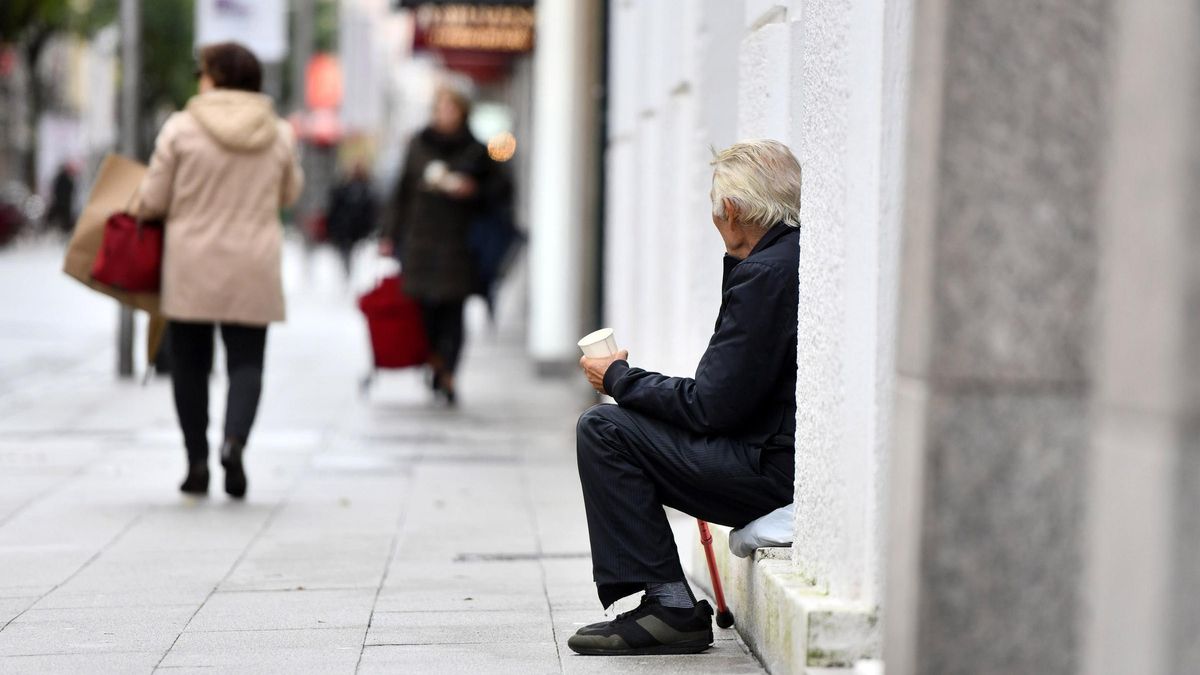 Una persona pide limosna en la calle.