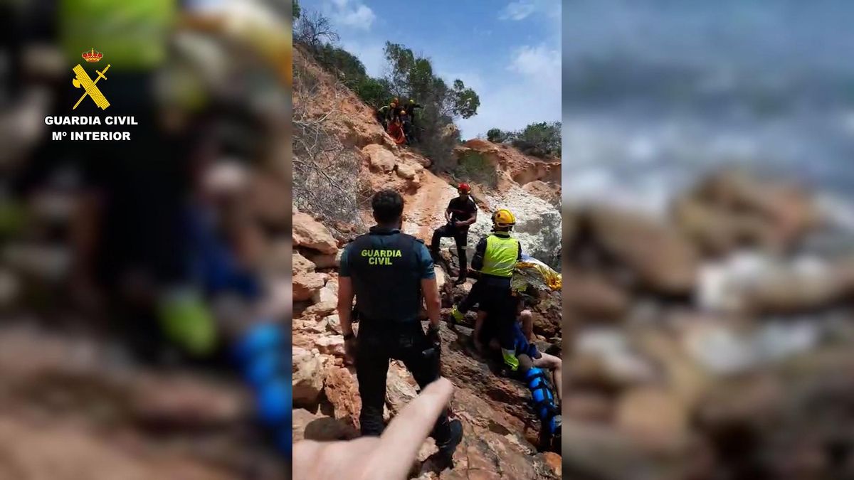 Los agentes en la zona de difícil acceso donde se encontraba el herido