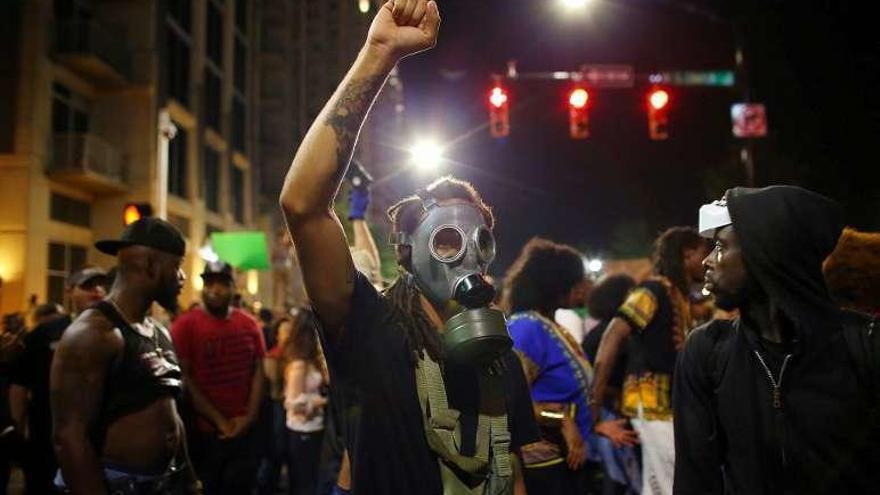 Una manifestante, con una máscara antigás en Charlotte. // Reuters