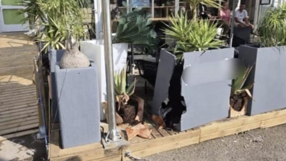 Els danys que va causar el vehicle a la terrassa d'Empuriabrava