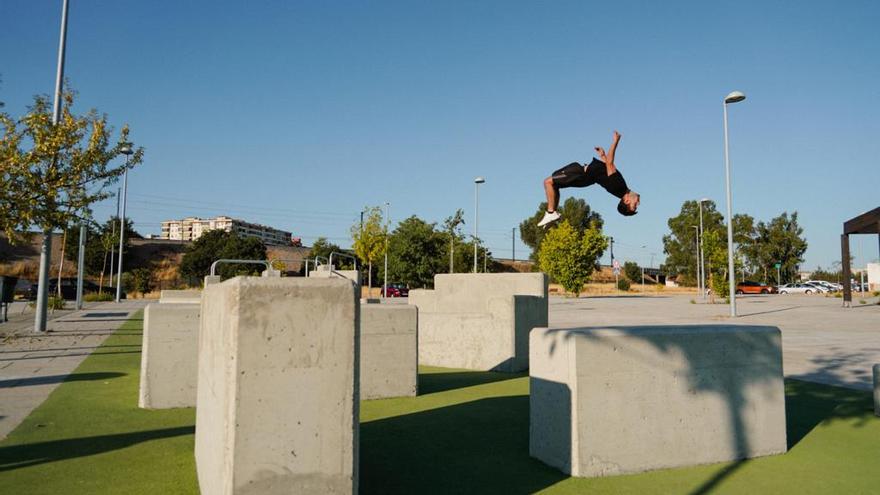 El área de parkour ocupa una franja de 6,60 por 30 metros, en la zona peatonal de la barriada del Junquillo.