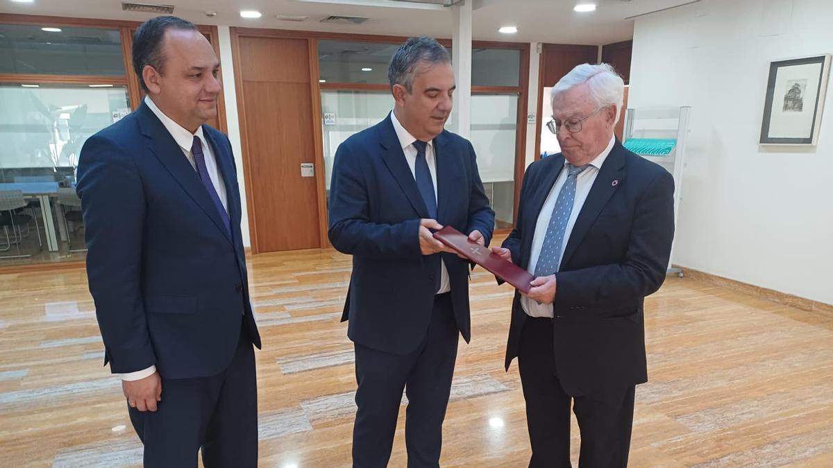 El consejero Vázquez entrega el anteproyecto de Ley al presidente del CES, José Antonio Cobacho.
