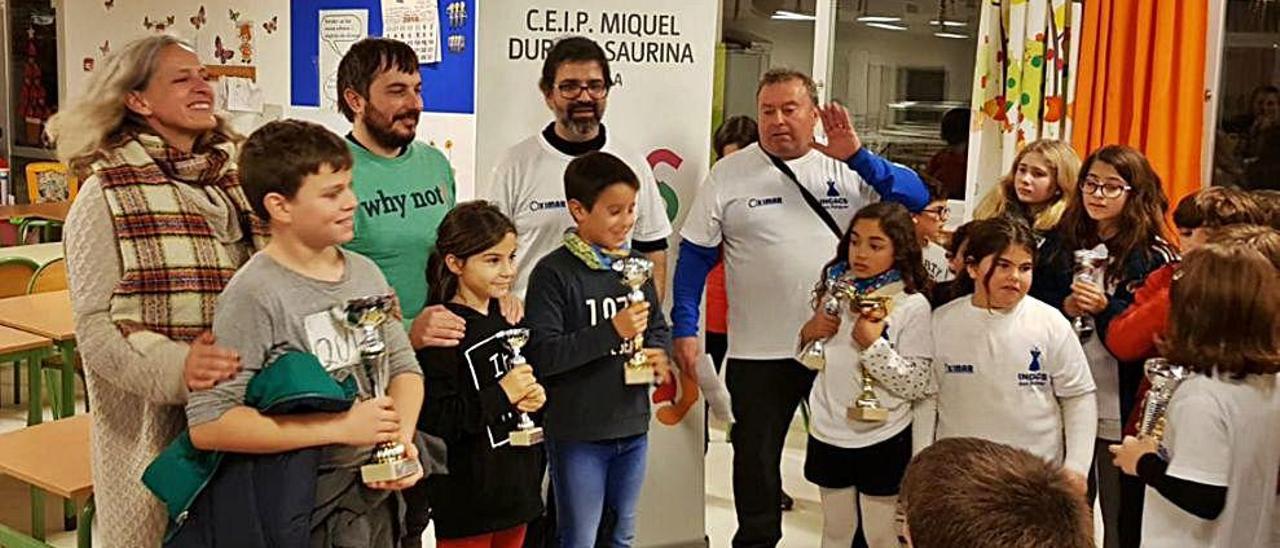 Los niños y niñas premiados en el torneo para jugadores sub-10.