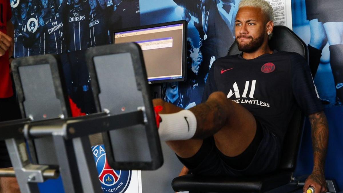 Neymar, en el gimnasio del Paris SG en su primer día de entrenamiento con el club francés.