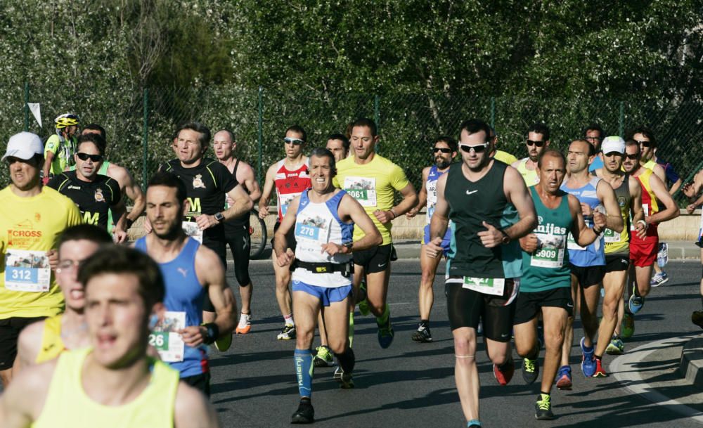 El Mouaziz, del Club Nerja de Atletismo ha vuelto a imponerse en la prueba, que ha alcanzado una participación récord con 7.500 corredores