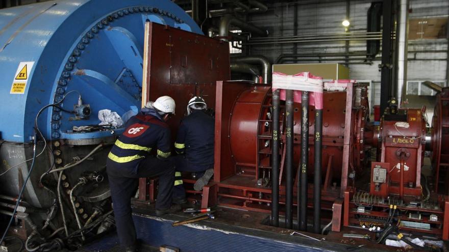 Trabajadores de Duro Felguera revisan la turbina del Grupo 3, en la central de Soto de Ribera. | Luisma Murias