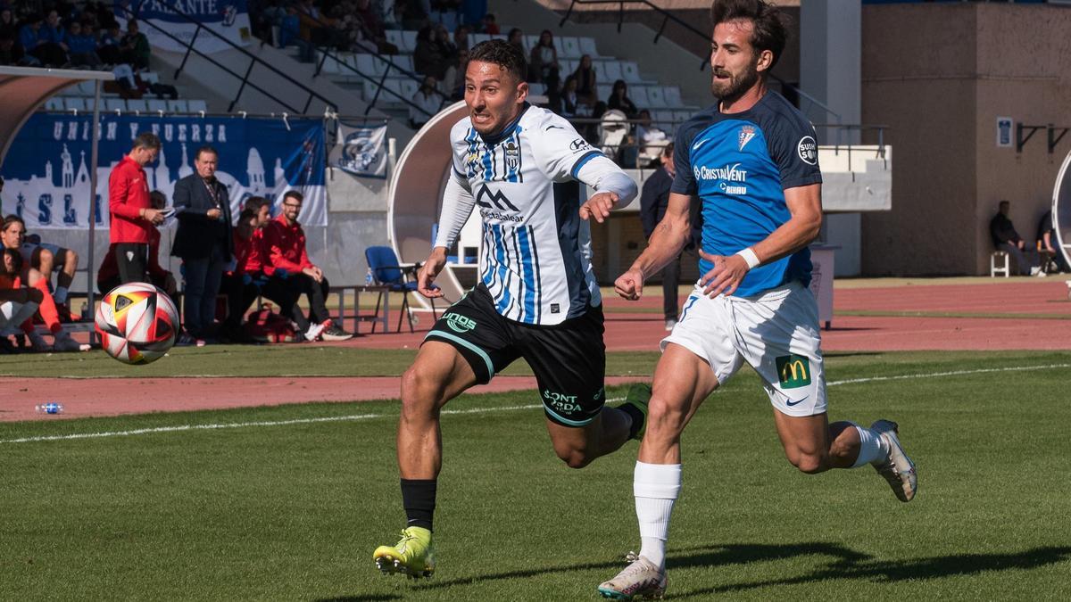 Juanra Gómez protege el balón ante un rival del San Fernando