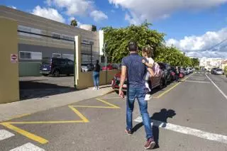 Los padres se organizan y sortean el paro del transporte escolar en Canarias