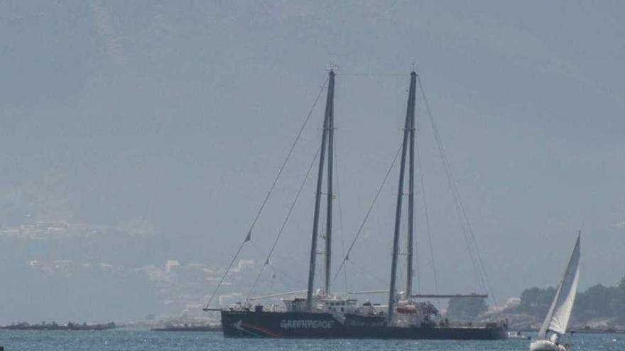 El Rainbow Warrior, fondeado ayer por la tarde entre As Sinas (Vilanova) y Cabo de Cruz (Boiro). // Iñaki Abella