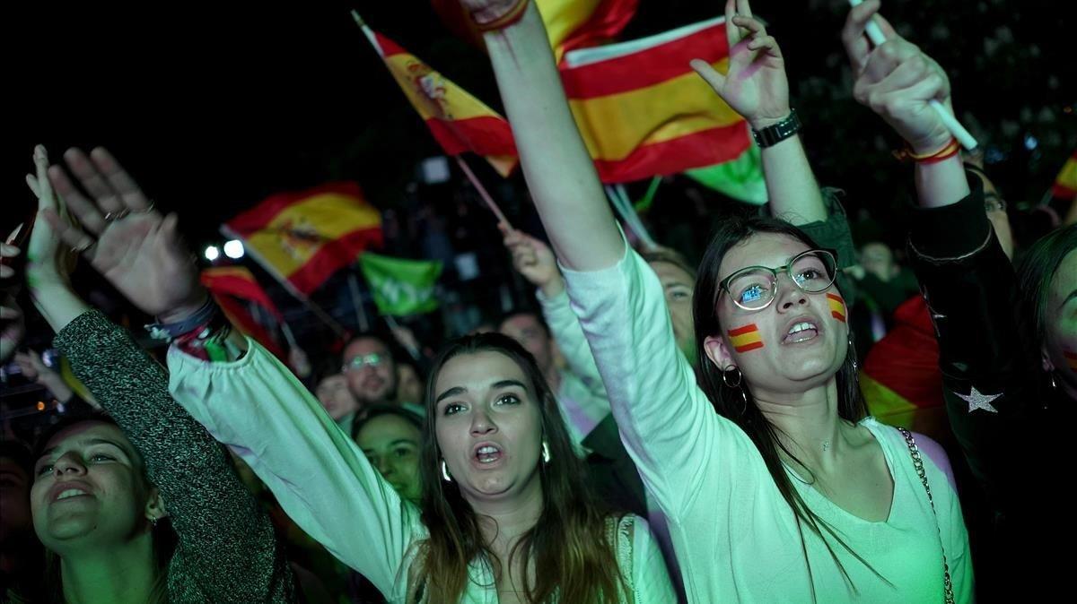 Simpatizantes de Vox escuchando las valoraciones de Santiago Abascal.