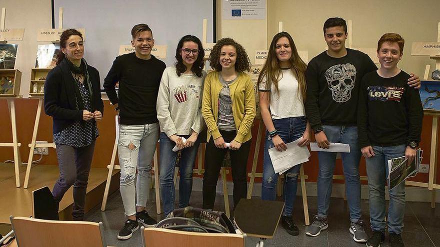 El equipo del IES Poeta Claudio Rodríguez, formado por alumnos de 4º de la ESO, junto a su profesora, Manuela Salvado (izquierda).