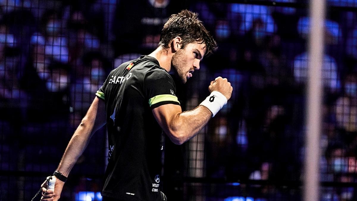 Javi Garrido celebra su clasificación para la final del Campeonato de España absoluto de pádel.