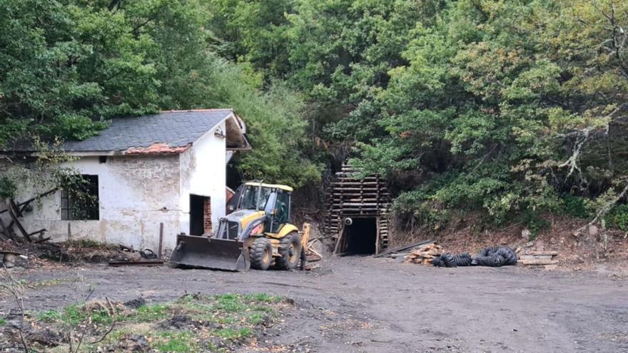 Entrada al tercer nivel de la mina, desde el que presuntamente se extraía carbón irregularmente en 2023, fotografiada por un vecino y remitida al Principado. | LNE