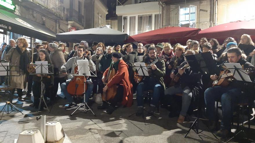 Quejas vecinales obligan al Coro San José a acortar su tradicional serenata nocturna por calles de Cangas