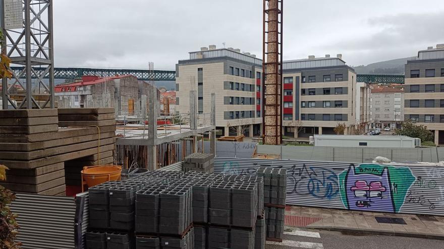 Estado de las obras del nuevo edificio en la manzana de Regojo, ayer, en Redondela.  // ANTONIO PINACHO