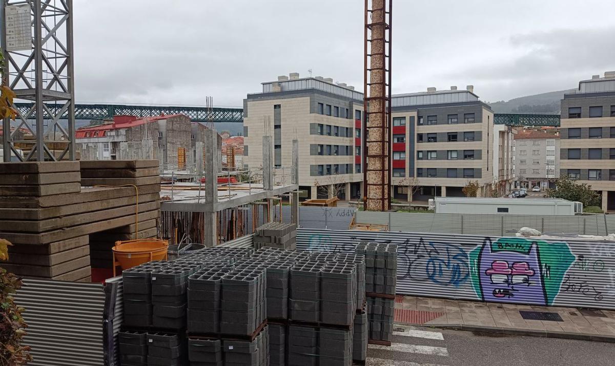 Estado de las obras del nuevo edificio en la manzana de Regojo, ayer, en Redondela.  // ANTONIO PINACHO