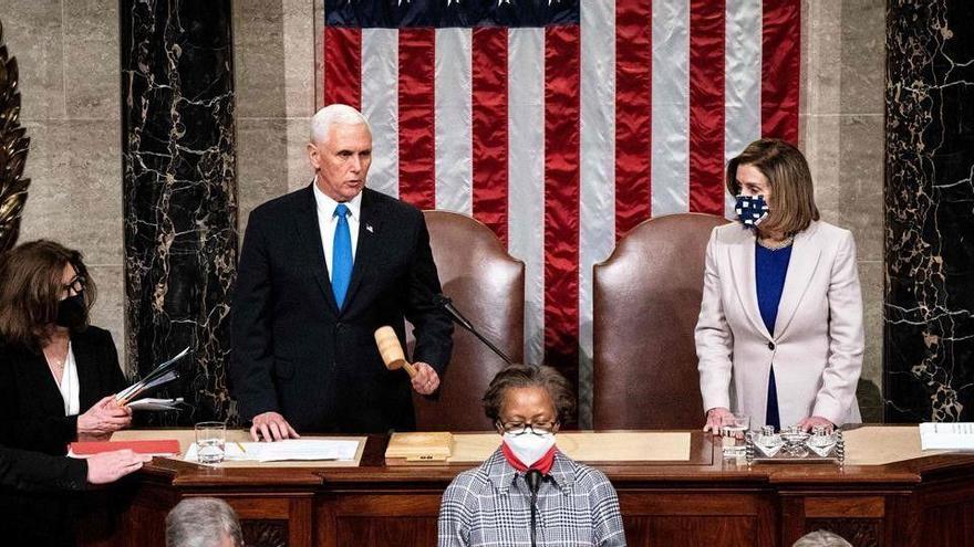 La presidenta de la Cambra de Representants dels EUA, Nancy Pelosi, i el vicepresident, Mike Pence després de reprendre la sessió en el Congrés