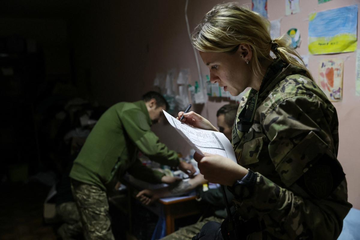 Los médicos de la unidad del Primer Hospital Móvil de Voluntarios tratan a los soldados transportados desde el frente, mientras continúa el ataque de Rusia contra Ucrania, en la región de Dombás de Ucrania.