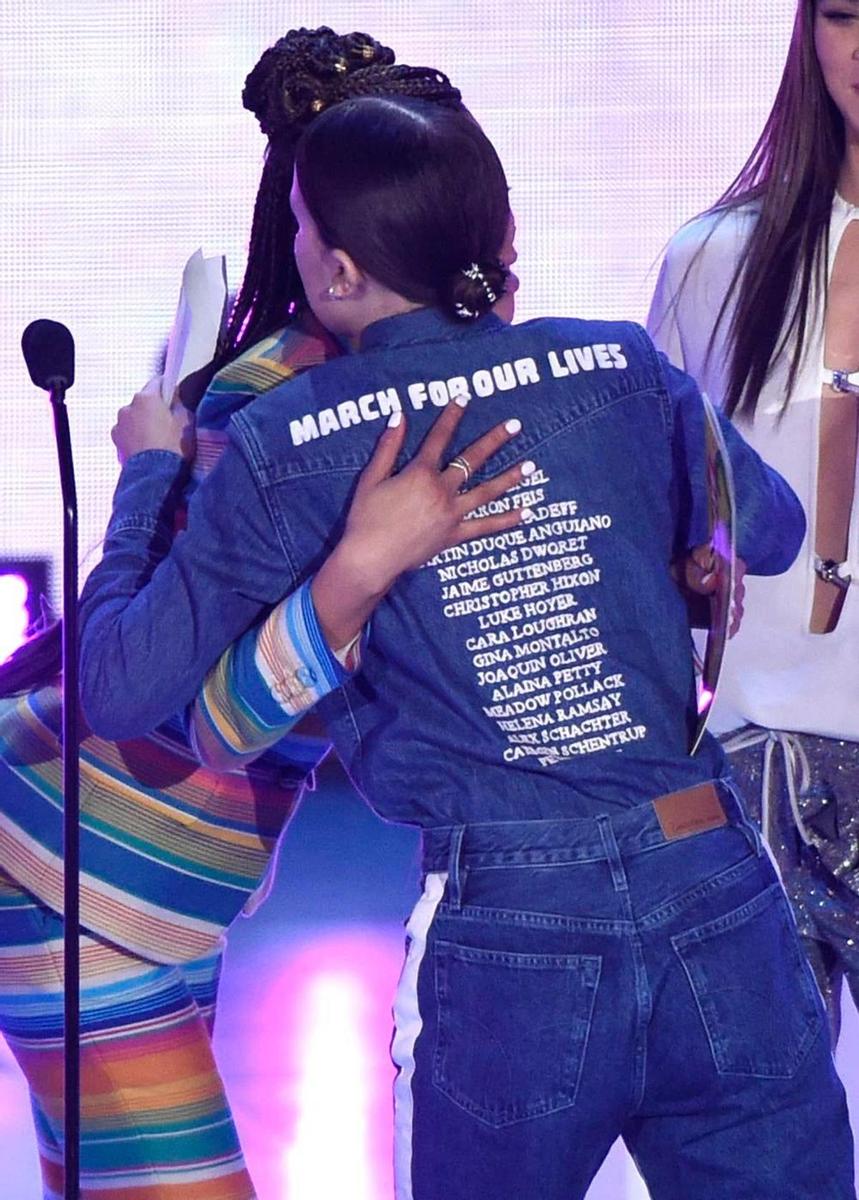 Millie Bobby Brown y su camisa vaquera homenaje a los asesinados en el instituto Parkland