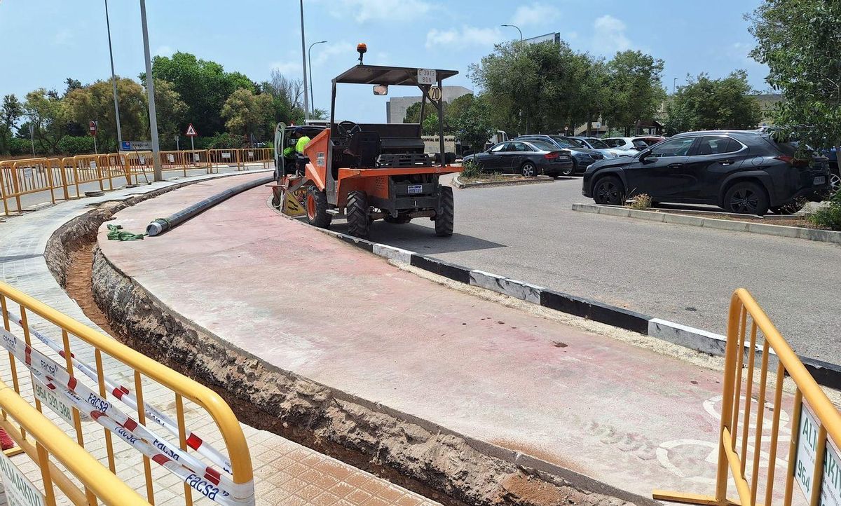 La zanja discurre por la acera existente junto a la carretera de Vila-real a Burriana.