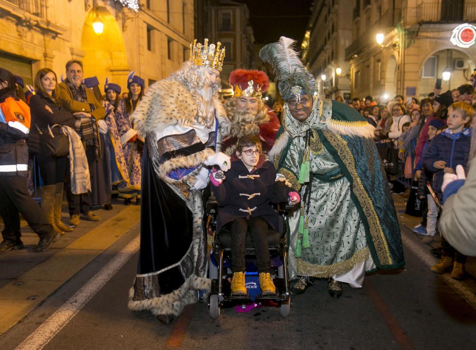 Los Reyes Magos reparten ilusión por la ciudad de Alicante.