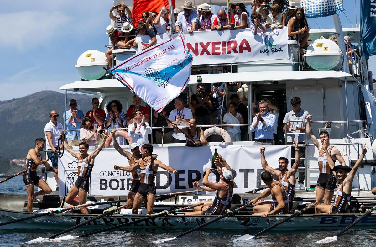 La trainera de Ziérbena festeja su triunfo en la regata de Boiro, con la que completó un fin de semana perfecto en Galicia el 12 y 13 de agosto.