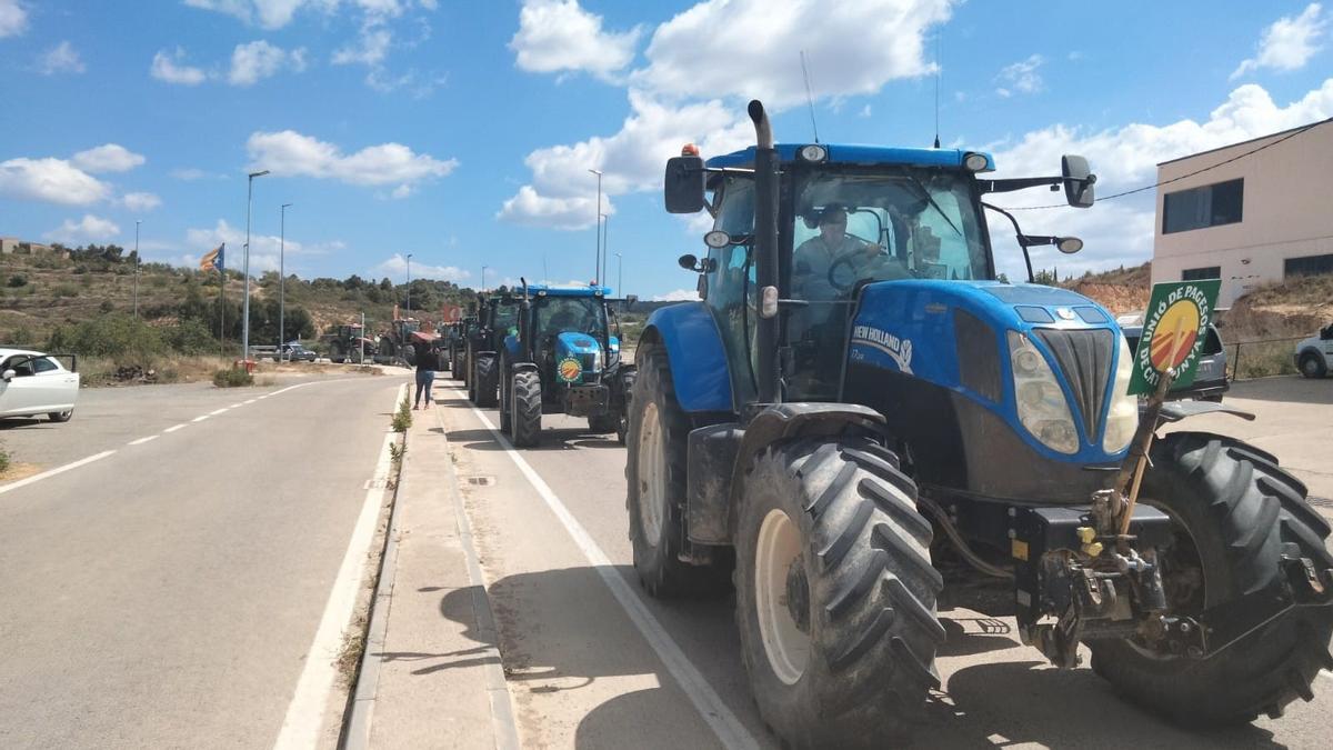 Tractorada de Unió de Pagesos en dirección Zaragoza para concentrarse ante la CHE.