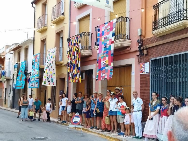 La calle La Bassa bulle estos días (la muestra dura hasta el 4 de septiembre) de vida y arte