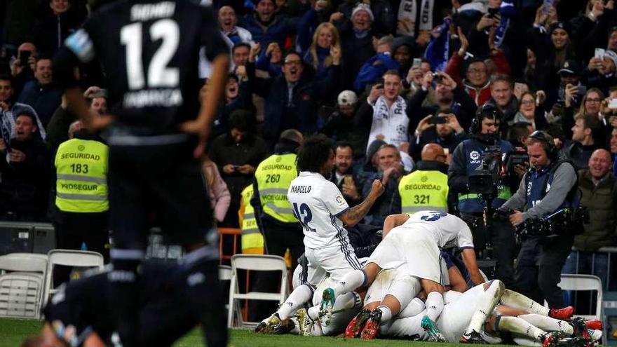 Los jugadores deportivistas se lamentan tras el tercer gol del Madrid.