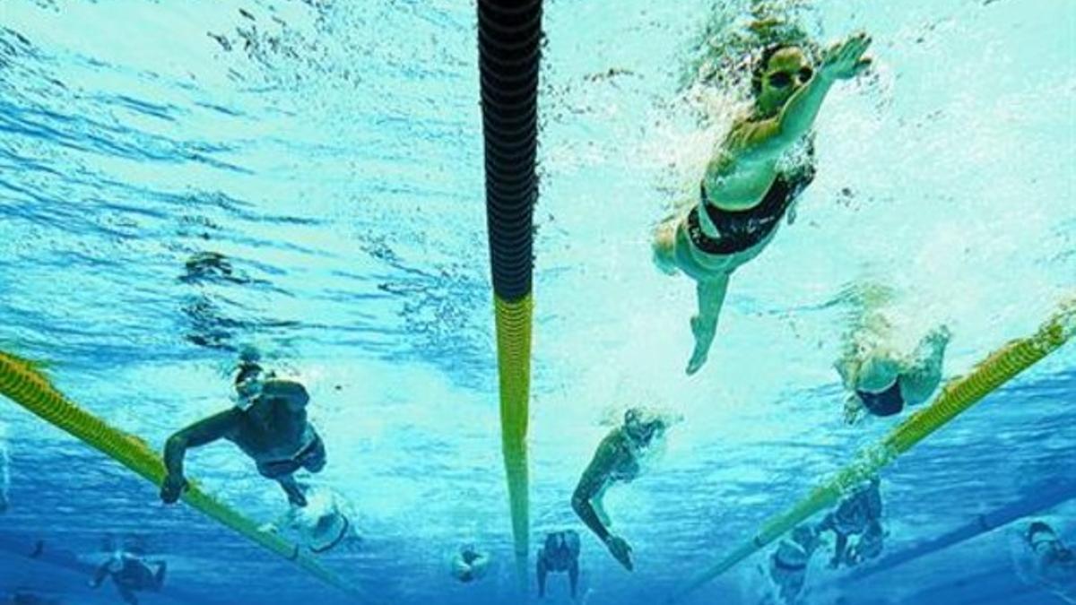 Varios nadadores se entrenan en la piscina del Centro Acuático.