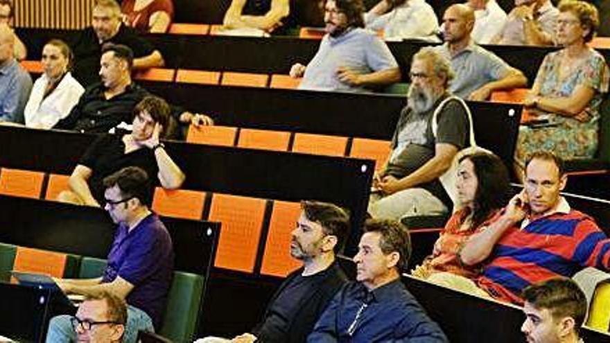 El público atiende a la primera mesa redonda de la jornada.