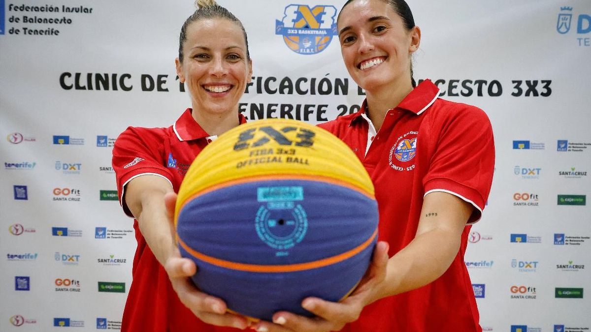 Sandra Ygeravide (i) y Juana Camilión, con un balón de 3x3 durante su clínic en Tenerife