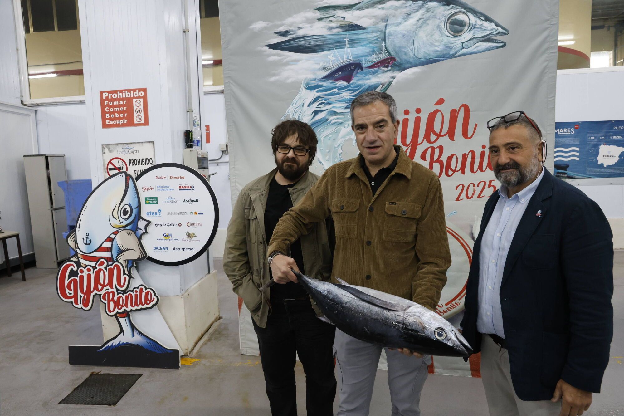EN IMÁGENES: La campaña de bonito arranca en la lonja de Gijón con una descarga de 2.800 kilos: &quot;El pescado está cambiando las rutinas&quot;