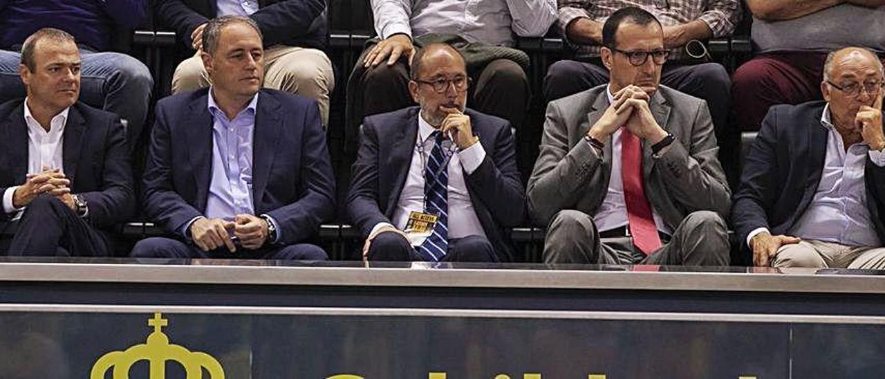 Enrique Moreno, presidente del Herbalife Gran Canaria, en el centro de la imagen, acompañado a la izquierda por Francisco Castellano, consejero de Deportes del Cabildo de Gran Canaria.