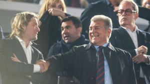 Barcelona 22.04.2026 Deportes El presidente del FC Barcelona, Joan Laporta, sonríe junto al regidor de deportes de lAjuntament, David Escudé, en el palco del Camp Nou antes de empezar el partido de liga entre el FC Barcelona y el Celta. Fotografía de Jordi Cotrina