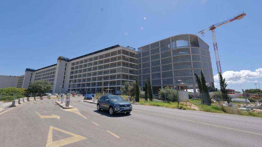 Aena licita por 6,6 millones de euros la instalación de placas solares en los edificios de aparcamientos del aeropuerto de Palma