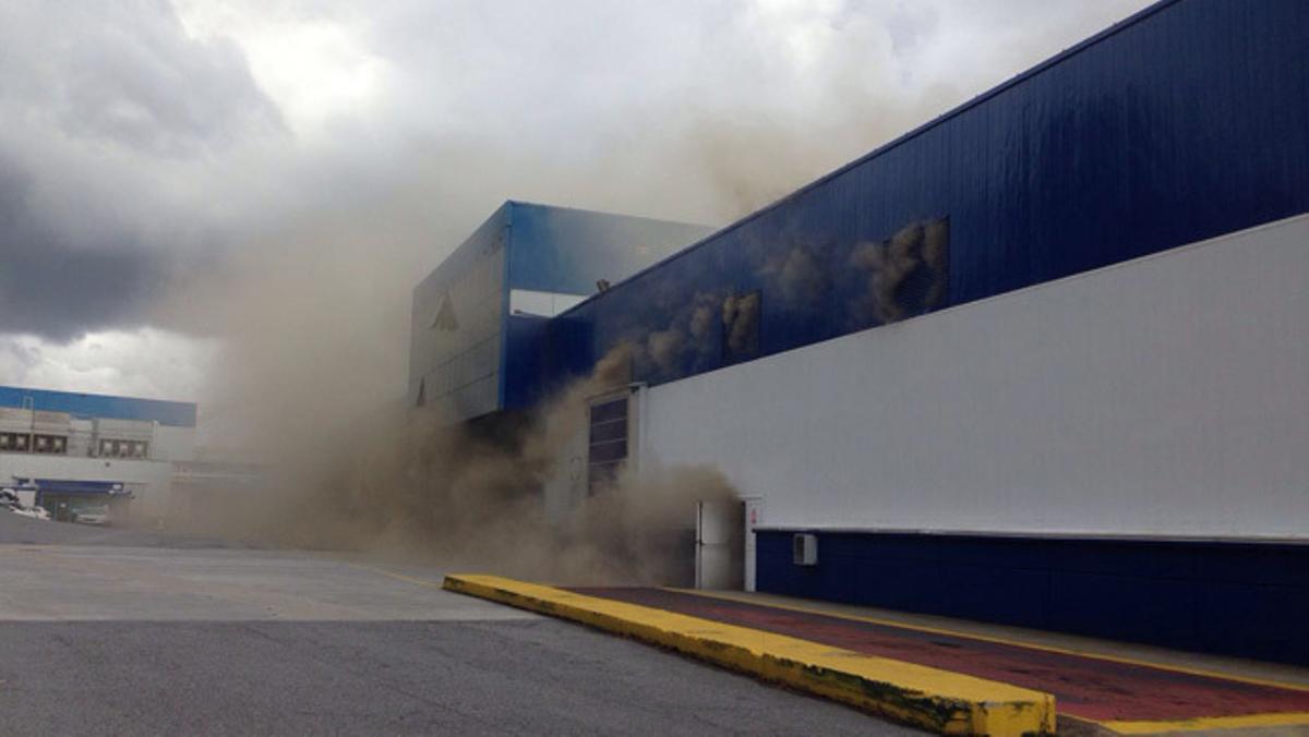 Controlado el incendio en Fandicosta tras evitarse que el fuego alcanzase los tanques de amoniaco