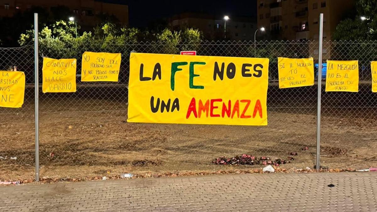 Varios de los carteles que han colgado en el solar de la mezquita de Sevilla.