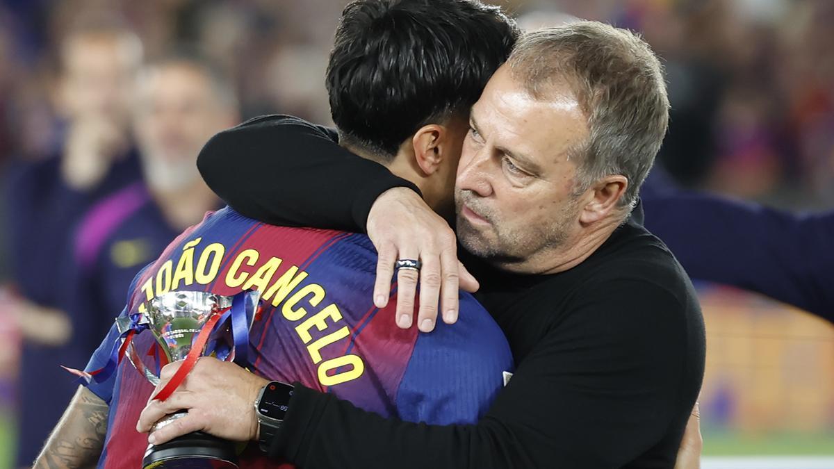 Joao Cancelo se abraza a Hansi Flick en la celebración por la Liga