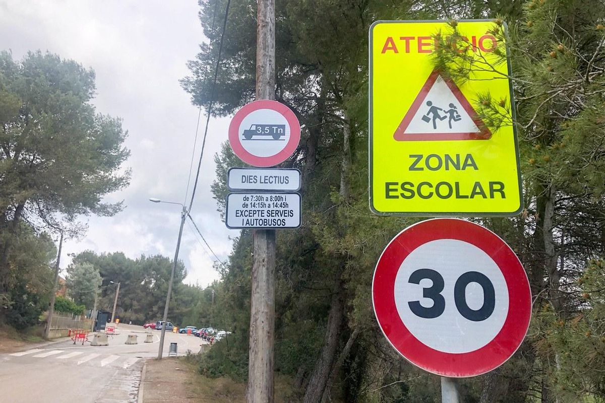 Rubí prohibeix el pas de camions per davant de l’Institut JV Foix durant l’entrada i sortida de l’alumnat Rubí prohibeix el pas de camions per davant de l’Institut JV Foix durant l’entrada i sortida de l’alumnat