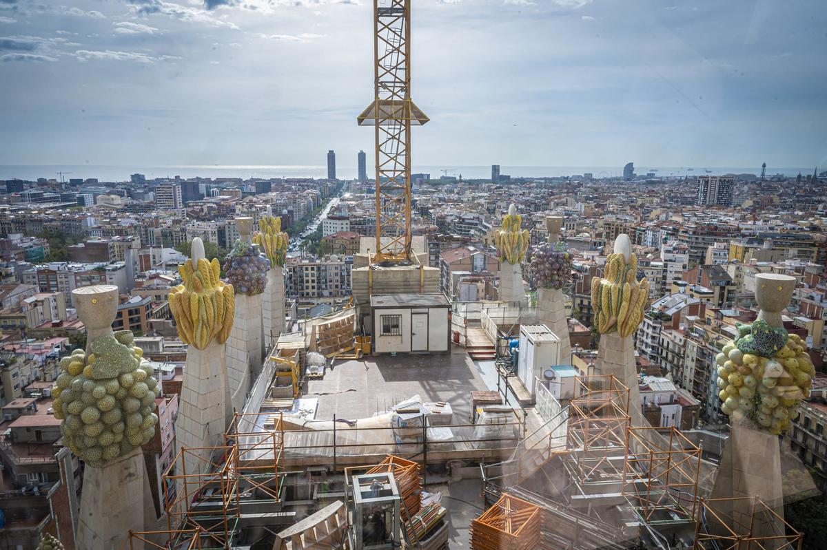 Dos colosales figuras de mármol griego de Thasos, el más blanco del mundo, aguardan a los pies del templo de la Sagrada Família para ser alzadas en octubre a la cima de las torres dedicadas a los evangelistas Juan y Mateo, la primera, como marca la tradición cristiana, un águila, y la segunda, con un esculpido que a veces confunde incluso a los más creyentes, con el aspecto de un hombre alado, sin que eso sea exactamente un ángel.