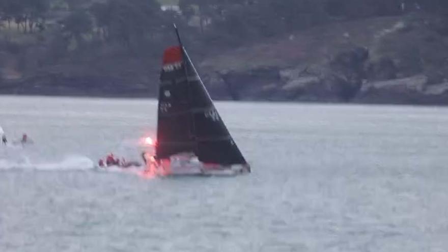 Aplausos a Cole Brauer mientras enfila el puerto de A Coruña para completar su vuelta al mundo a vela en solitario