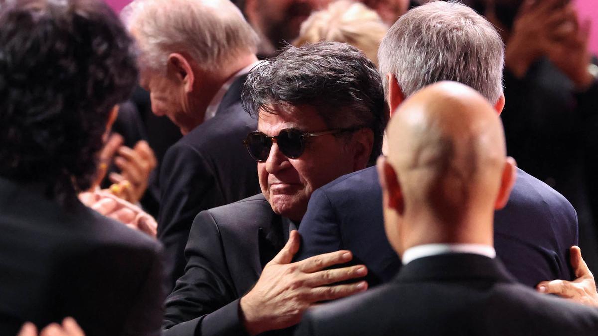 El director, guionista y productor iraní Jafar Panahi celebra tras ganar la Palma de Oro por la película Un simple accidente.