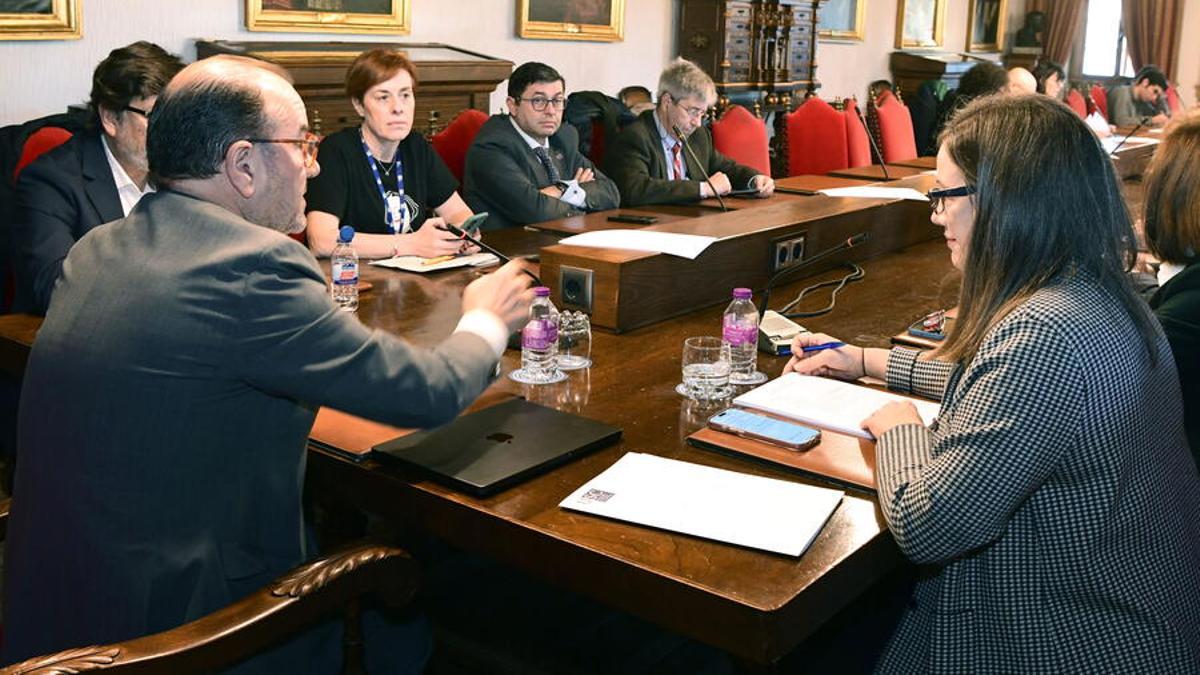 Participantes en el consello de goberno extraordinario de la USC ayer en San Xerome.