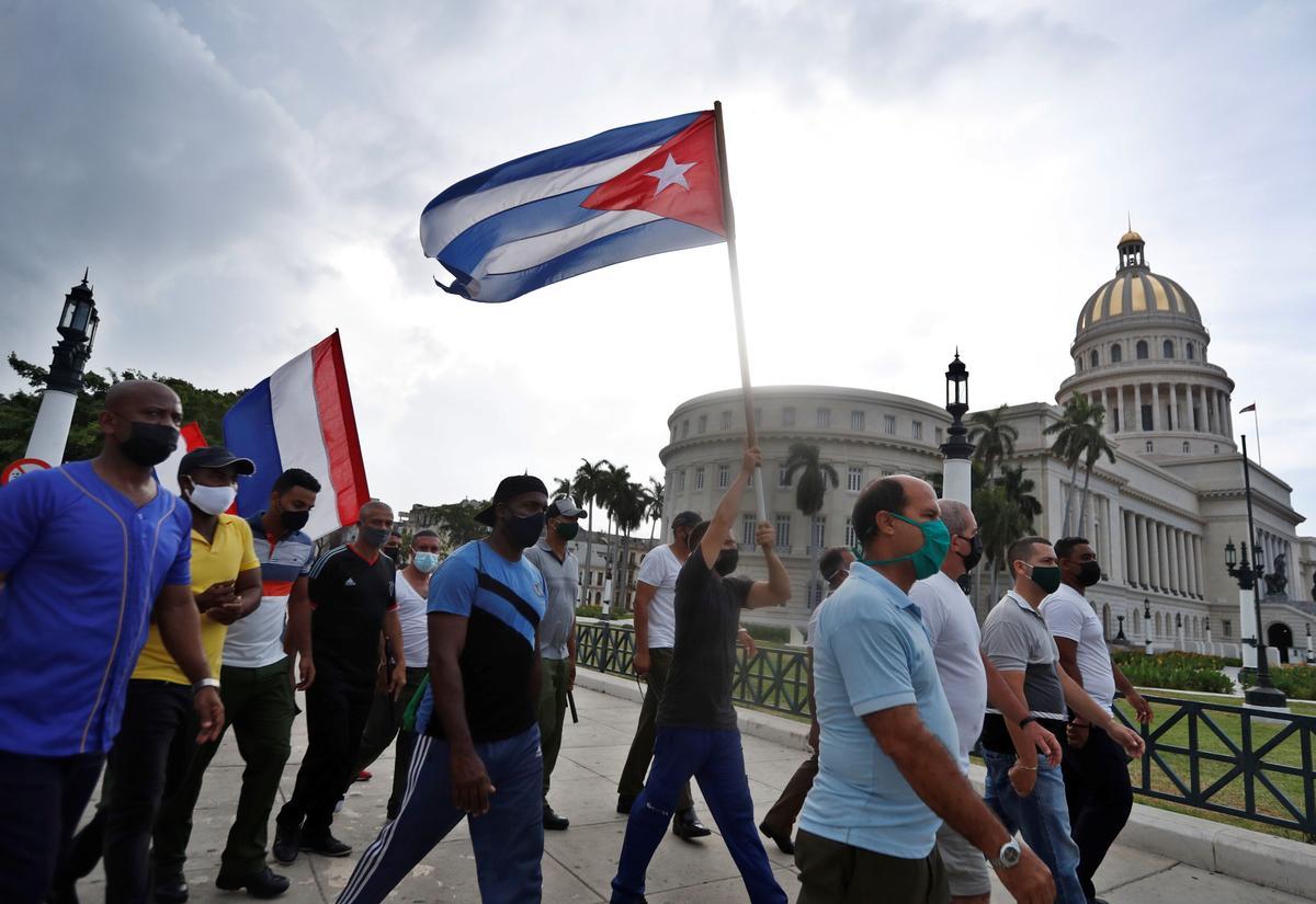 Simpatizantes del gobierno de Miguel Diaz-Canel se manifiestan frente al Capitolio, sede de la Asamblea Nacional, en La Habana.