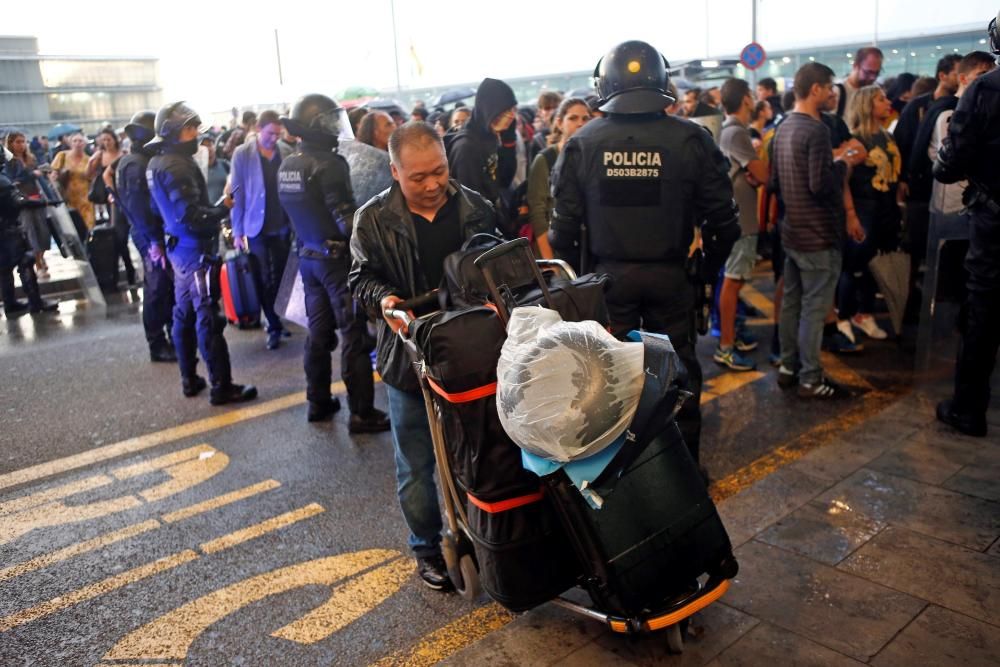 Milers de persones a l'aeroport del Prat