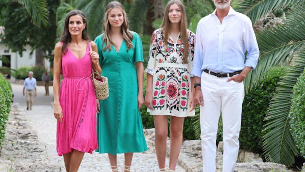 El rey Felipe IV, la reina Letizia, la Princesa Leonor y la Infanta Sofía durante su visita a los Jardines de Alfabia.